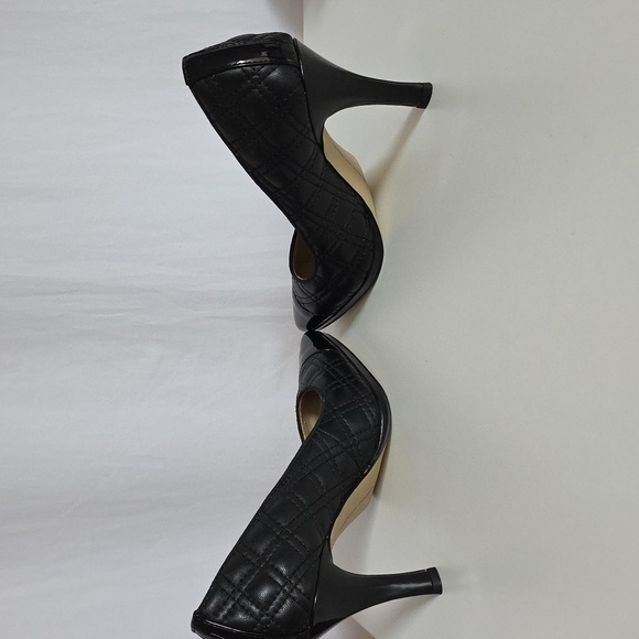 Adrienne Vittadini Black Leather Upper Shoes. Size 6 1/2 Medium. - Picture 4 of 10